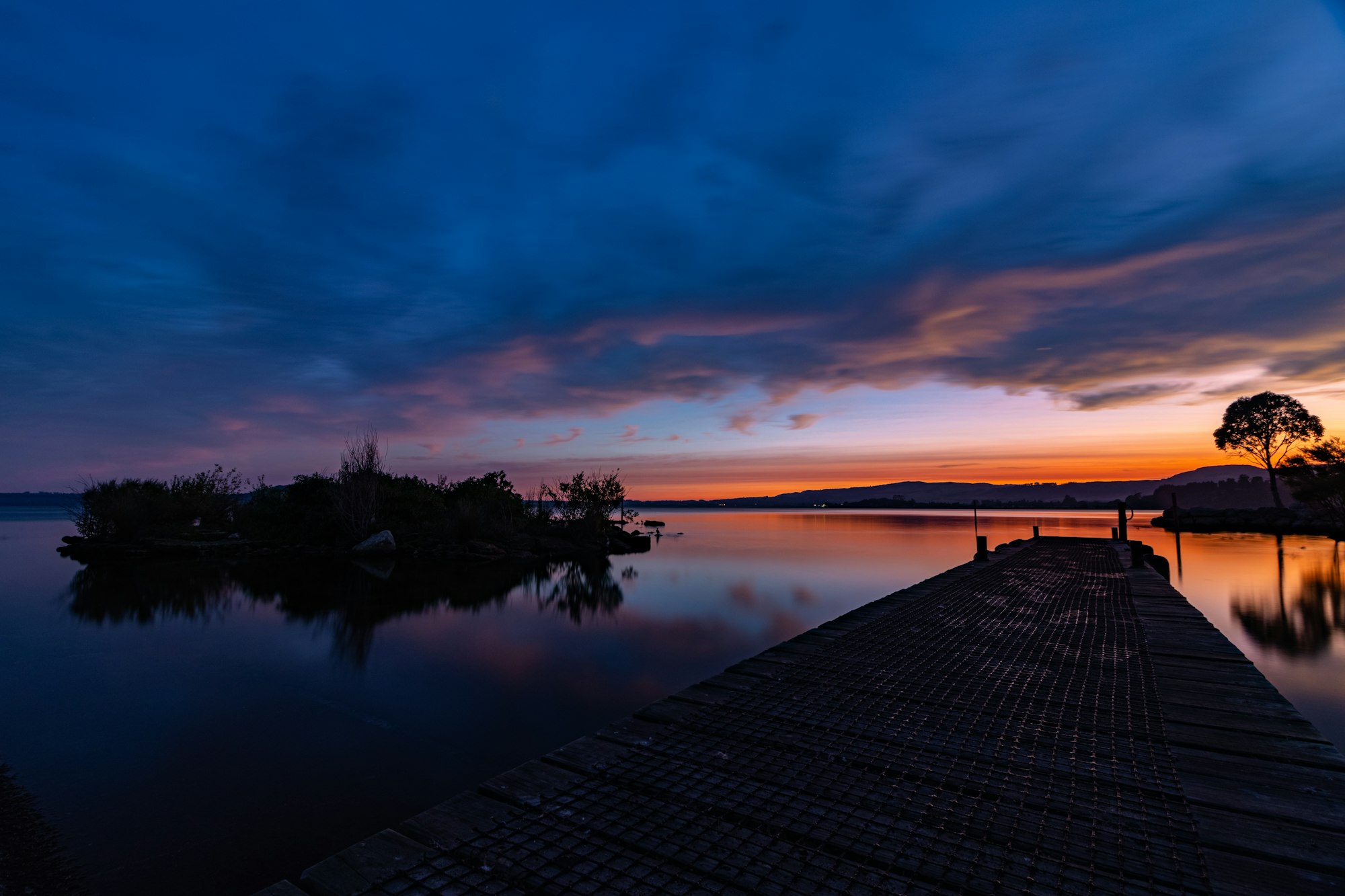 Beautiful shot of Lake Rotorua in New Zealand during sunrise